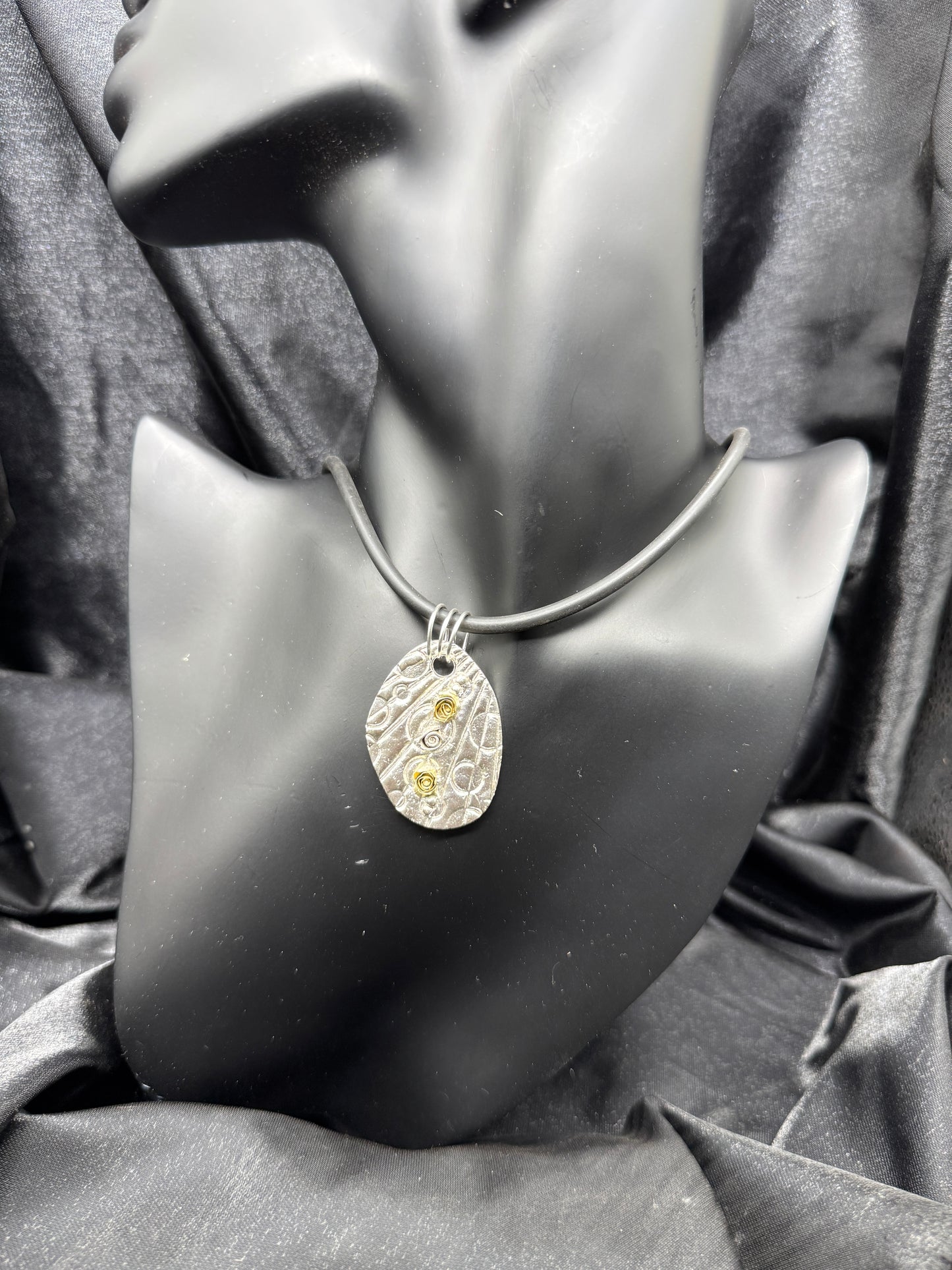 Three roses pendant