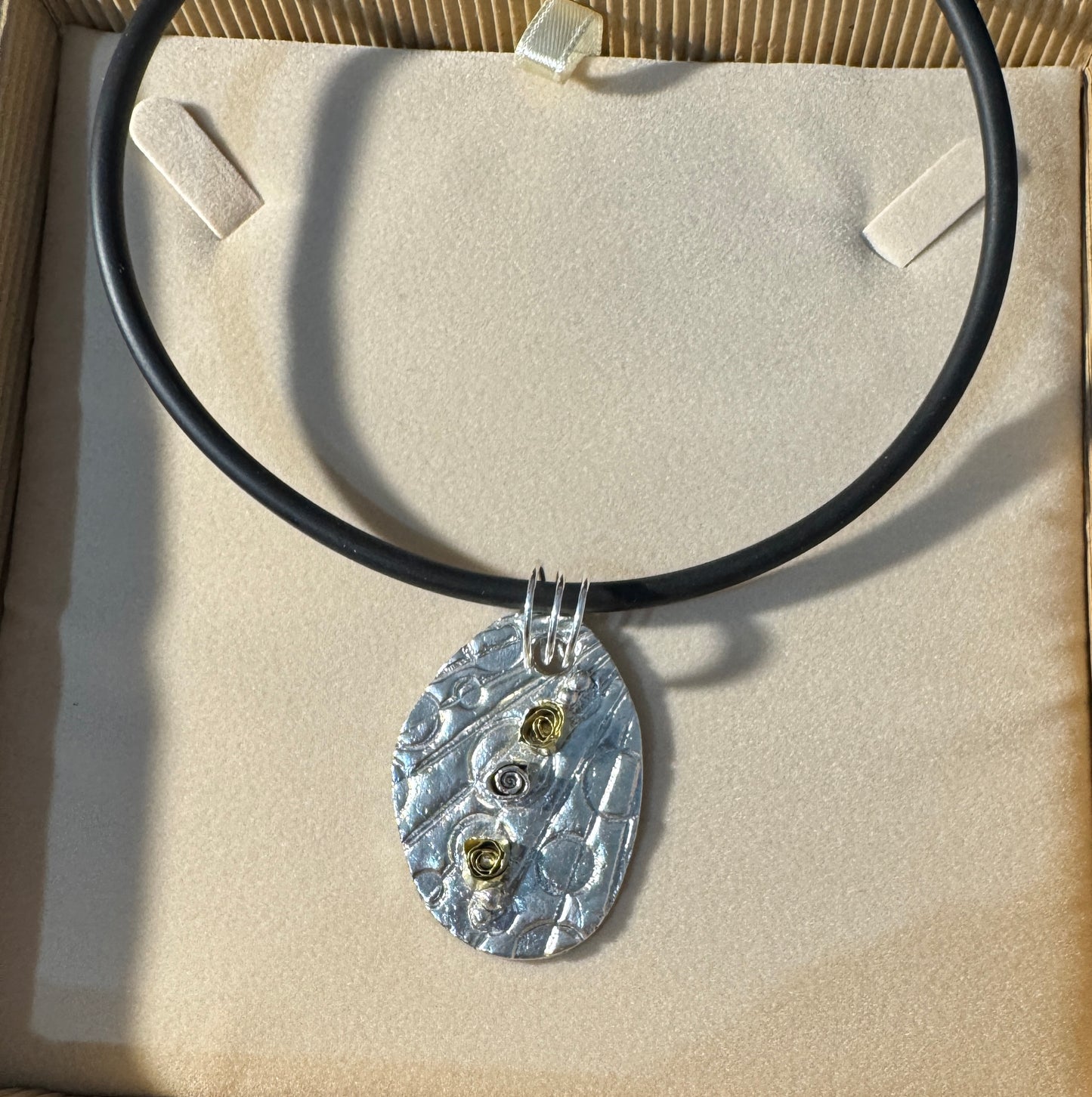 Three roses pendant